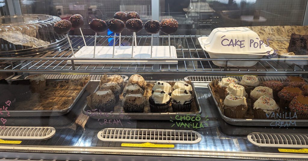 The Chocolate Chip Bakery is a vegan, kosher, and gluten-free bakery. It is a must try for the gluten-free bakeries in Miami if you want gluten-free cake pops, cupcakes, or donuts.